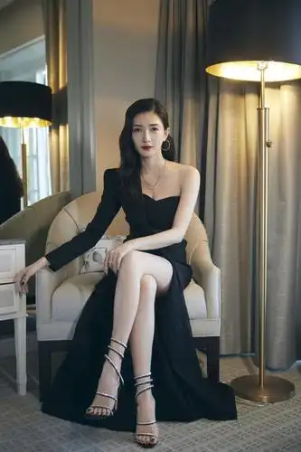 江疏影标志性红唇太吸睛一双美腿修长白皙性感诱人