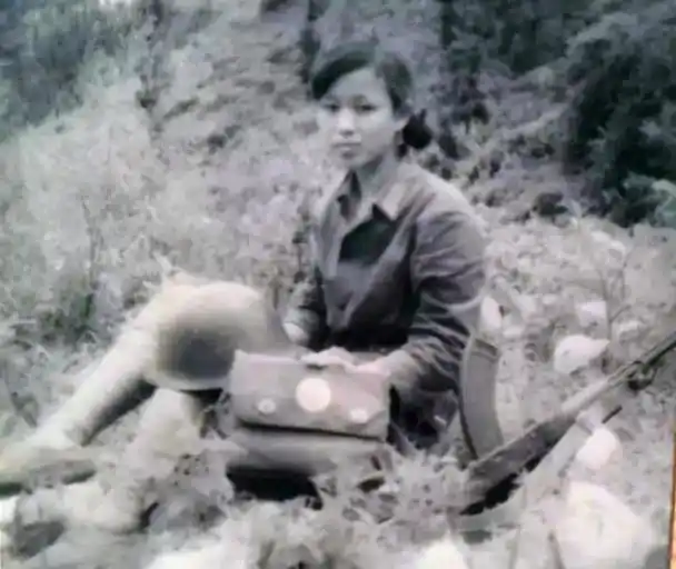 86年老山战场:女战士张茹亲吻临终士兵,29年后她去他的墓前探望