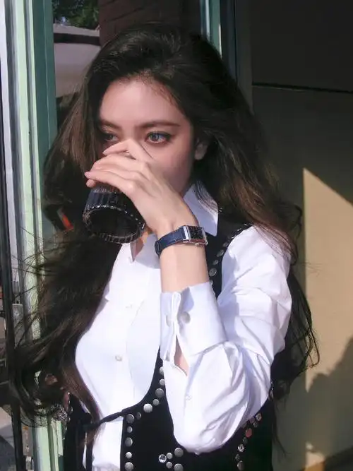 宋妍霏超话生日写真图⑧人生海海,有帆有岸.