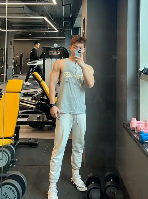 我的健身日常  #03  #练出腹肌马甲线#大学生  #健身人的撸铁日常