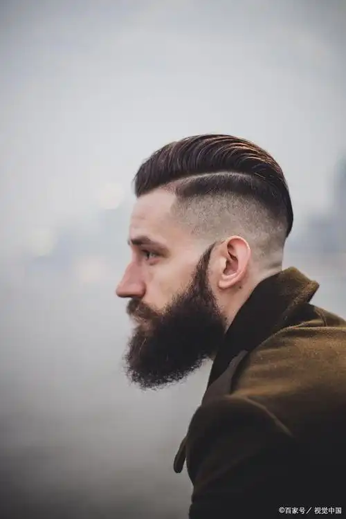 背头发型是一种经典且流行的男士发型,它的特点在于两侧头发较短,中间