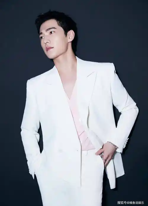 杨洋好像一位白马王子,穿白色西装现身街头,五官俊朗气质抢镜_造型