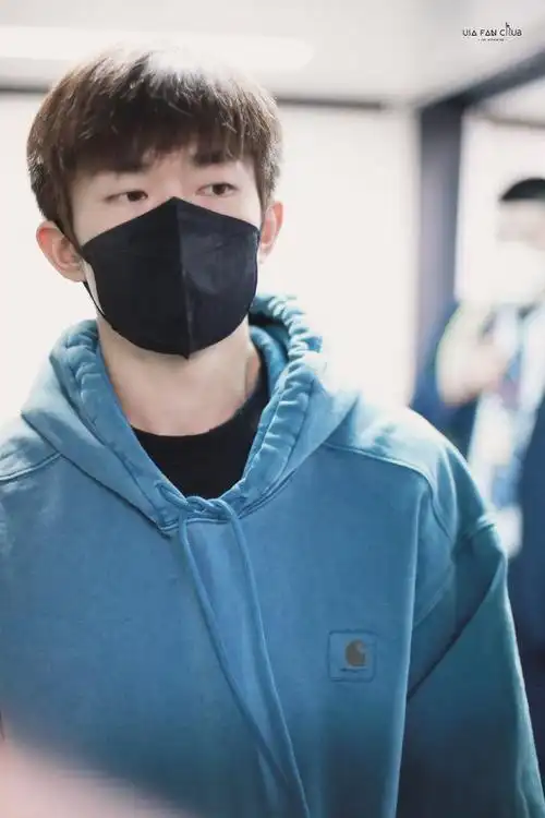 一心一意,易烊千玺##易烊千玺蓝色卫衣机场路透##易烊千玺顺毛刘海