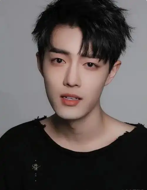 肖战一天两热搜!燕尾绅士与雪人乐享,娱乐小王子诠释多彩人生