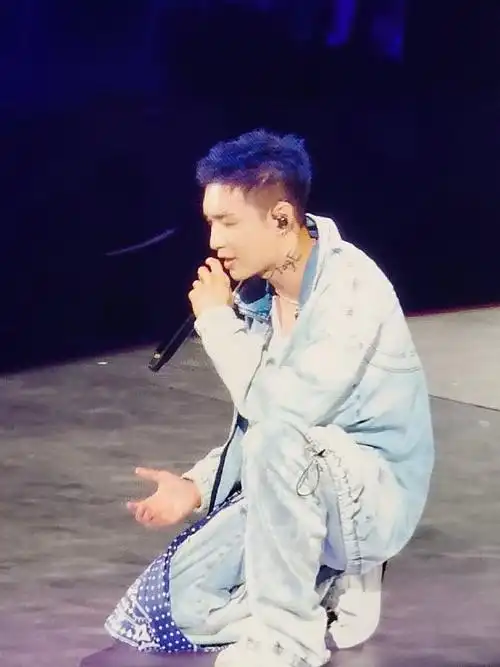 张艺兴蓝色碎盖短发##张艺兴蓝色缤纷前刺