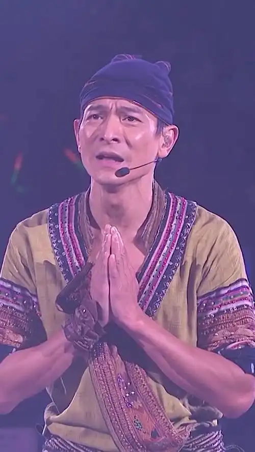 当刘德华在演唱会上突然双膝下跪,双手合十的时候,全场沉默了!