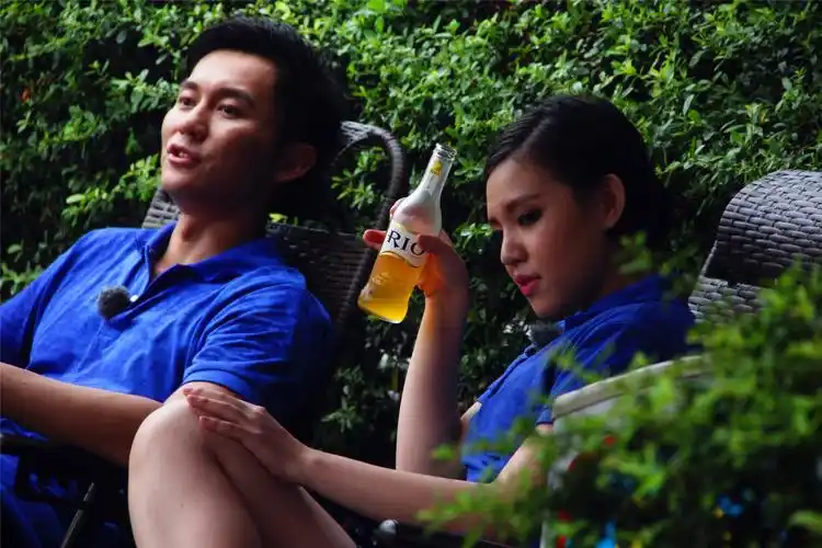 郑恺杨颖上演"亲吻戏"