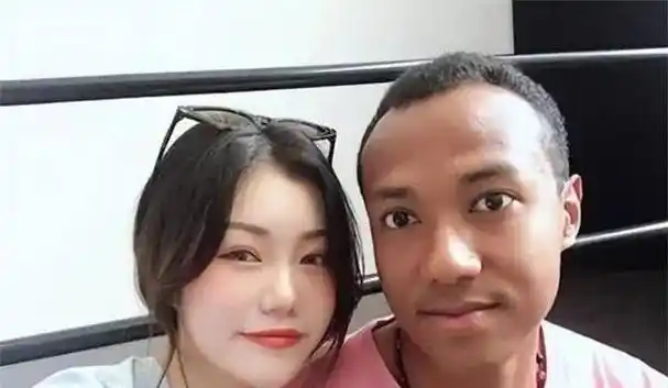 2013年武大校花远嫁非洲,遭虐待卖身换钱,父亲解救失败绝望自杀_陈怡