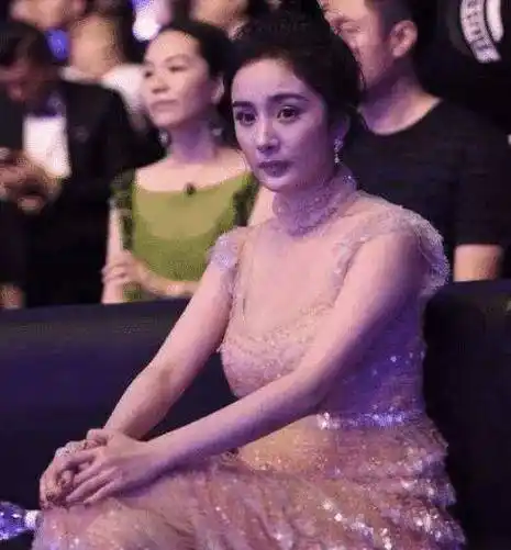 原创杨幂这身材真绝了活动生图一曝光好身材果然不是浪得虚名