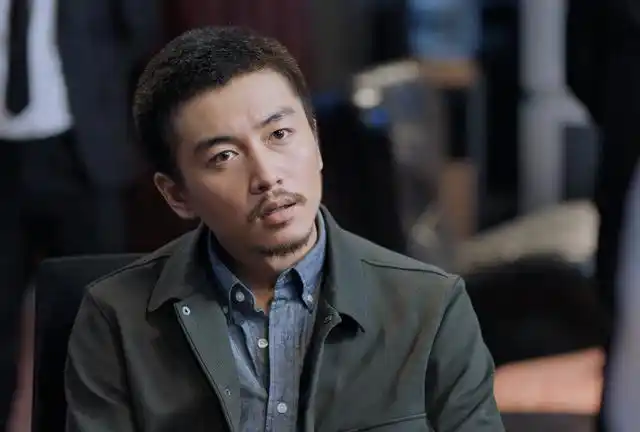 电视剧《突围》正在热播, 这部剧由靳东,闫妮,黄志忠,和陈晓主演,让