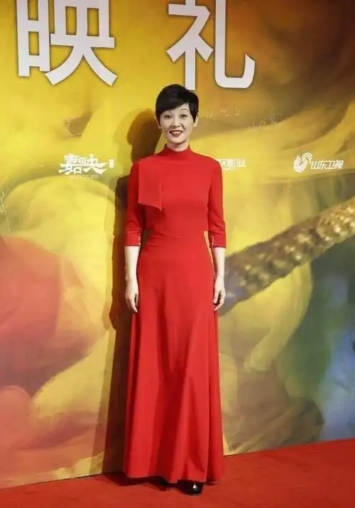 徐帆与冯小刚亮相带火了一种高级穿法条纹衫阔腿裤好洋气