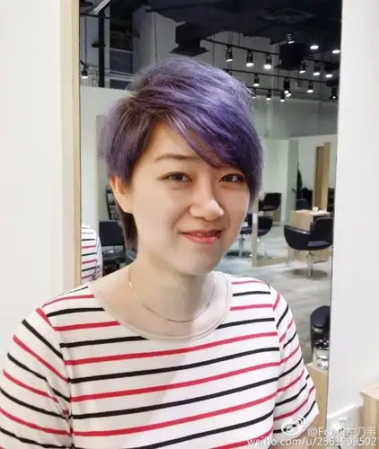 最美的蓝紫色就是挑染,无论你是深色头发还是浅色头发,挑染一些蓝紫色