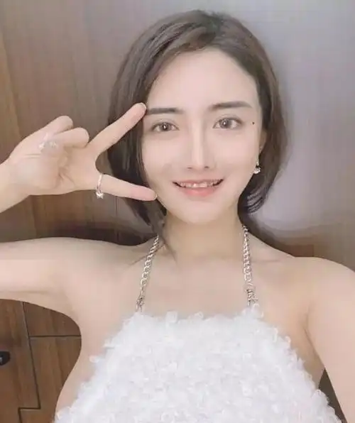 古阿扎,虽然比不上冯提莫,张大仙,pdd等知名大主播,但是这位来自虎牙