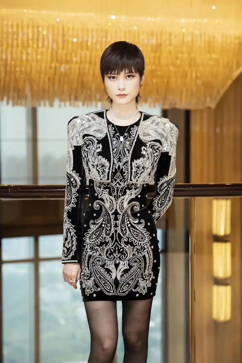 李宇春黑色紧身裙性感不乏俏皮可爱现场图片,李宇春图片