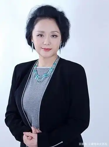 可谁能想到现在看似大气沉稳的 "妈妈"曾经也有过为戏怒怼别人的经历