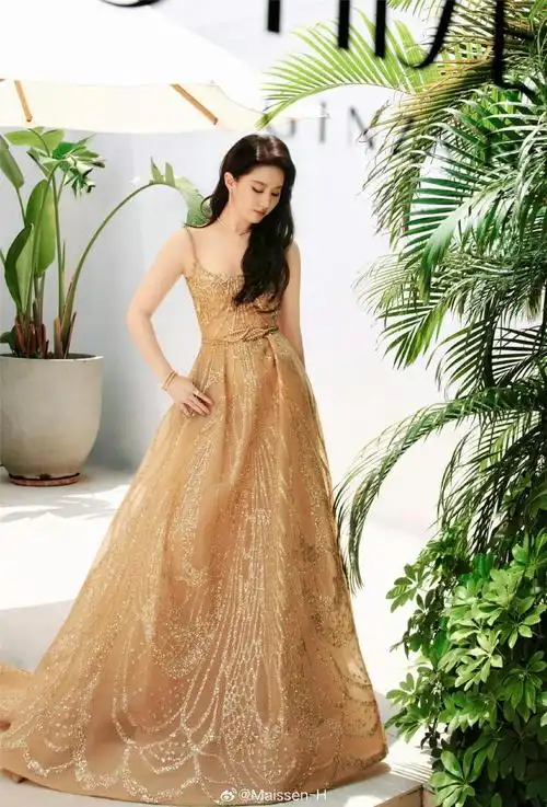 刘亦菲今日活动,身着elie saab金色刺绣高定礼服,矜贵美腻!