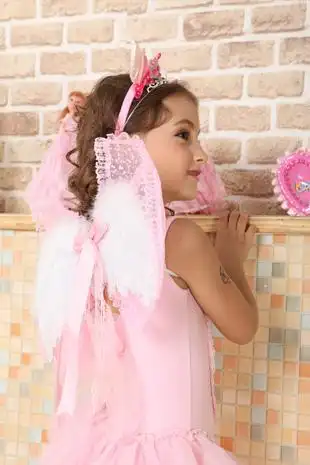 其产品服务定位于现代都市3-12岁年龄的美丽小公主,她们天真可爱,崇尚