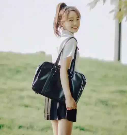 打着红色领结,下面搭配的是一件黑色百褶裙,搭配上脚上的黑色高筒袜