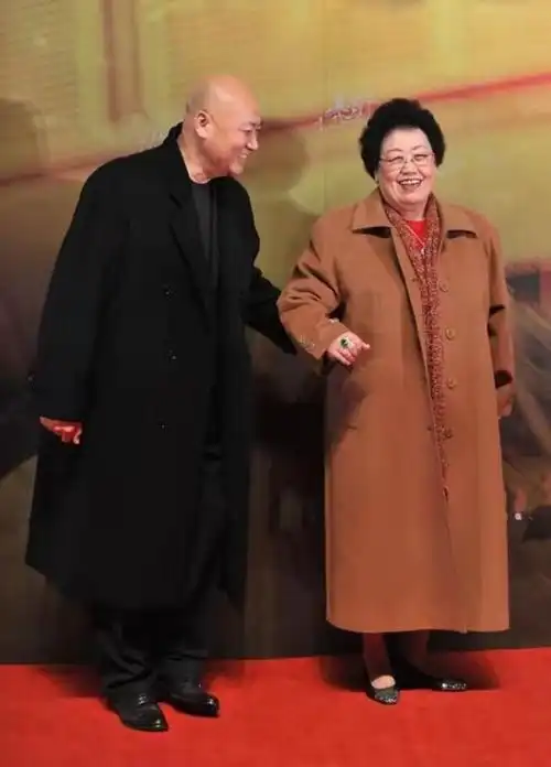 迟重瑞夫妇出席活动与大11岁富豪妻子似同龄穿情侣装好甜蜜