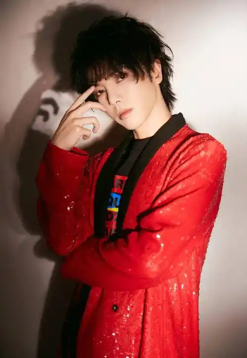 华晨宇称自己不能没有刘海,被导演强制要求后,这是什么神仙颜值啊!