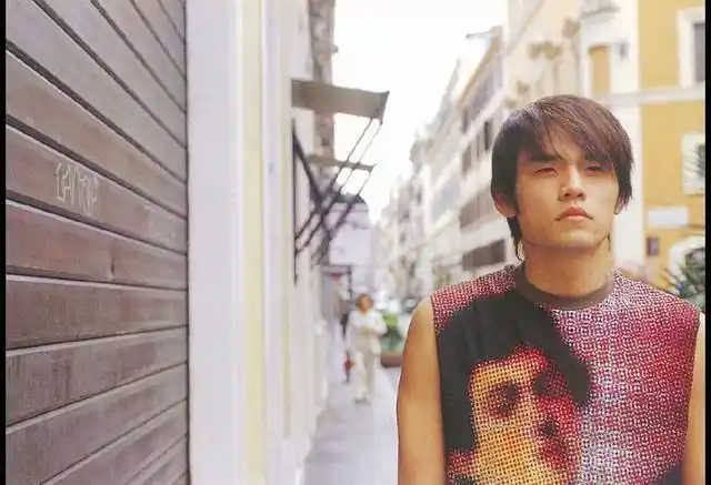 周杰伦青涩老照片,年轻的时候真的帅.