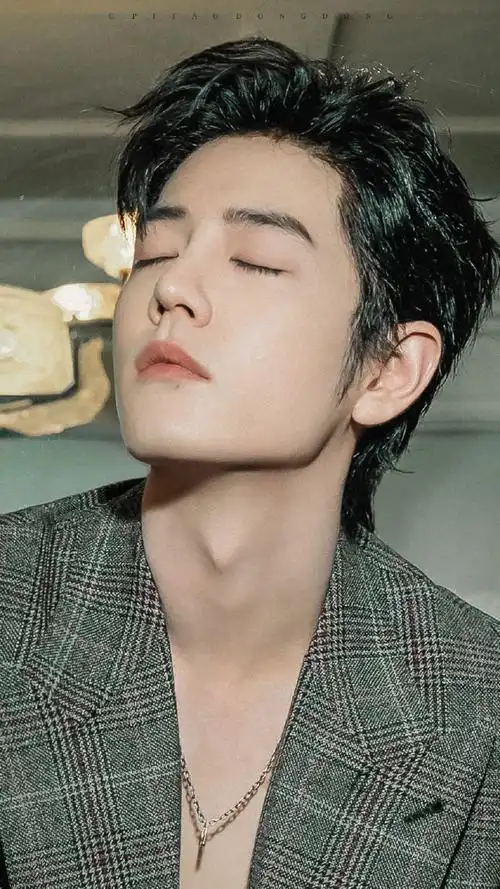 gucci红毯##肖战大背头破洞西装造型