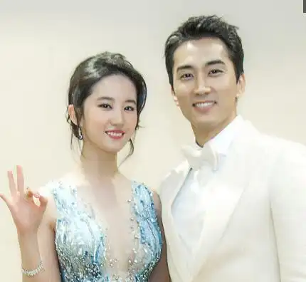 很多次被爆料都是说刘亦菲赶去韩国去找的宋承宪