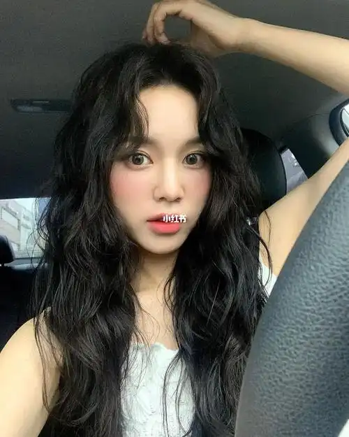 整体发型充满活力,完全不老气的卷