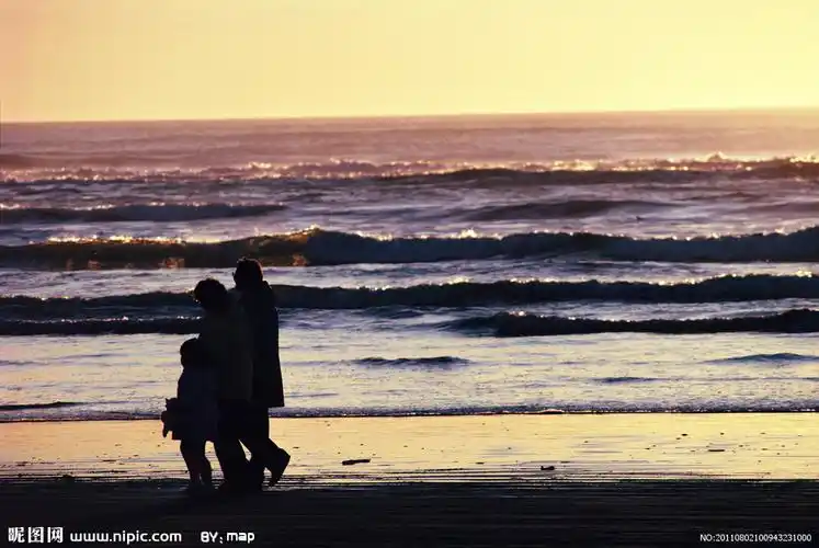 一家三口海边散步图片