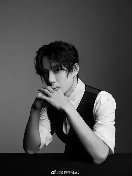 一组王一博的黑白特写-重返黑暗