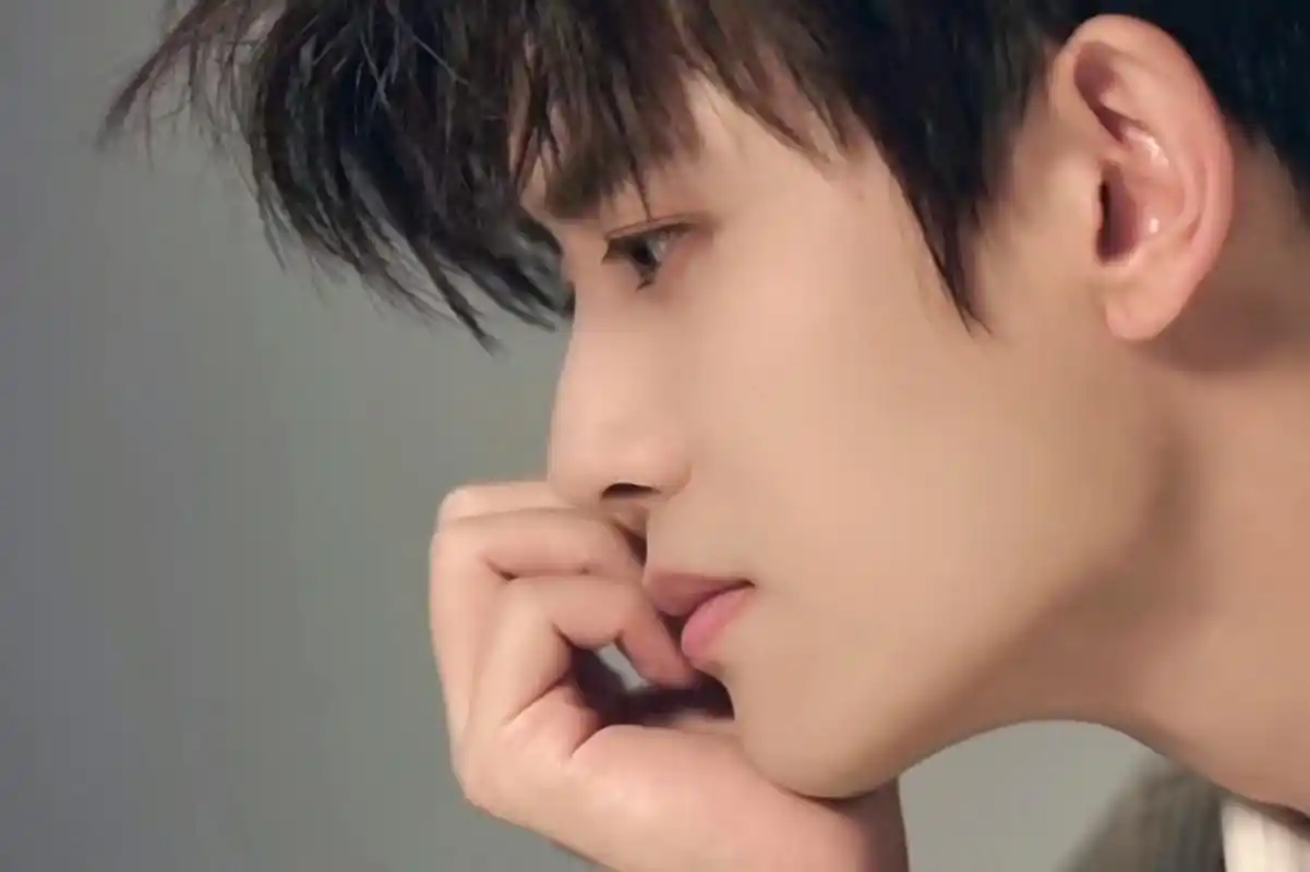 任嘉伦# 要知道最美的不是日出而是你的侧脸