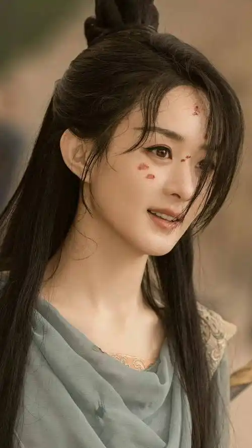 看到荧幕上,一身敦煌风打扮的赵丽颖,也是让人不由得沉醉在她的盛世