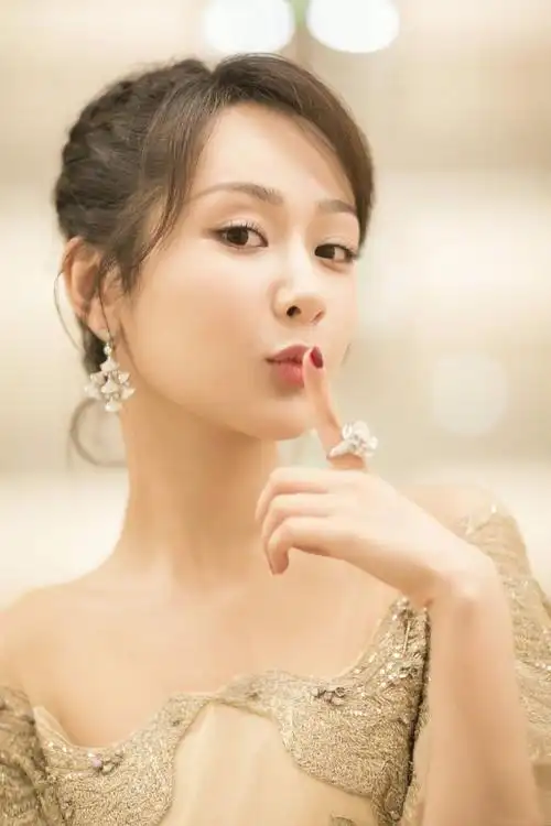 杨紫颁奖礼唯美礼服俏皮写真图片