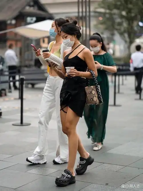 被成都太古里街拍惊艳了!满街都是"吊带 短裙",个个性感时髦