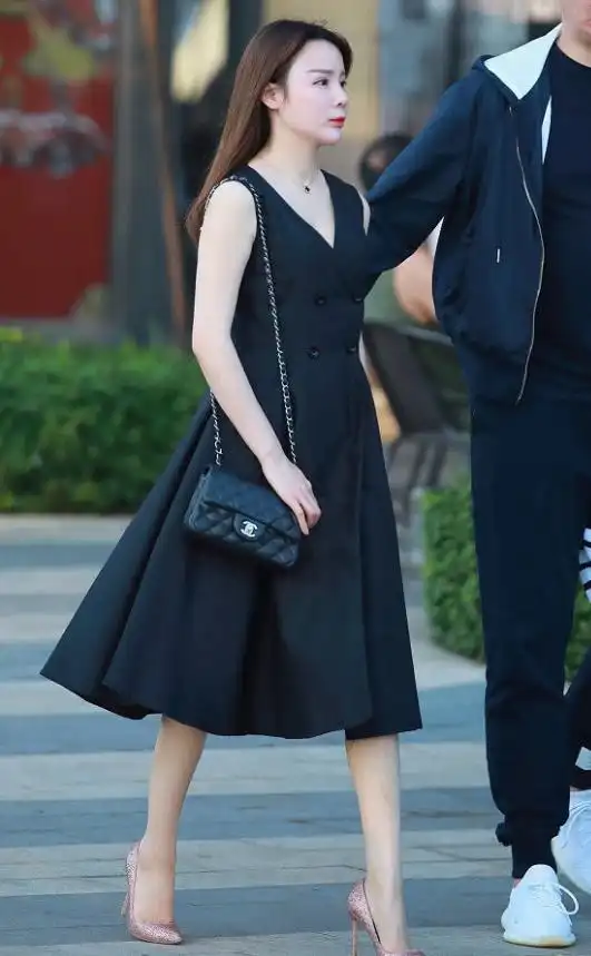 黑裙配粉色高跟鞋,原来可以这么有气质!