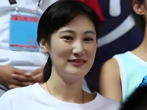 cba"姐弟情":周琦与大他6岁的空姐媳妇,身材不输卡戴珊