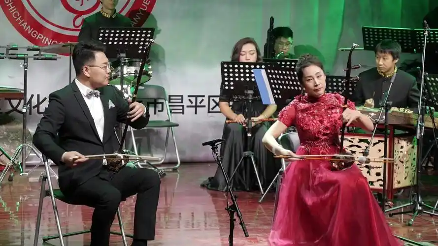 二胡合奏《战马奔腾》葛萌 王虹霞演奏,昌平民族乐团小乐队伴奏