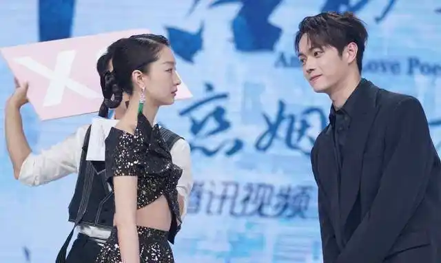 周冬雨和许凯拥抱气氛微妙,烫金长裙有点显矮,但是皮肤是真白皙_设计