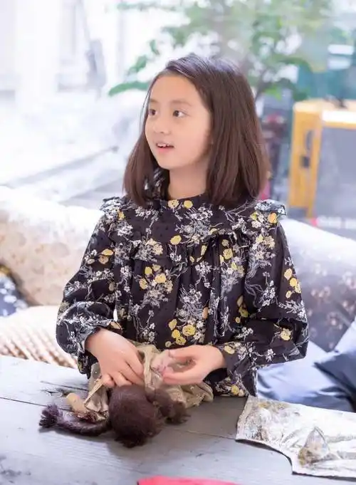 往常年仅15岁的黄多多固然外形曾经出落的亭亭玉立