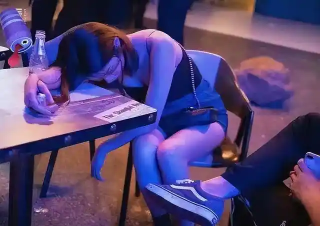 女子醉酒有多么可怕?17岁少女:酒吧喝多,差点被男人架着带走_网易订阅