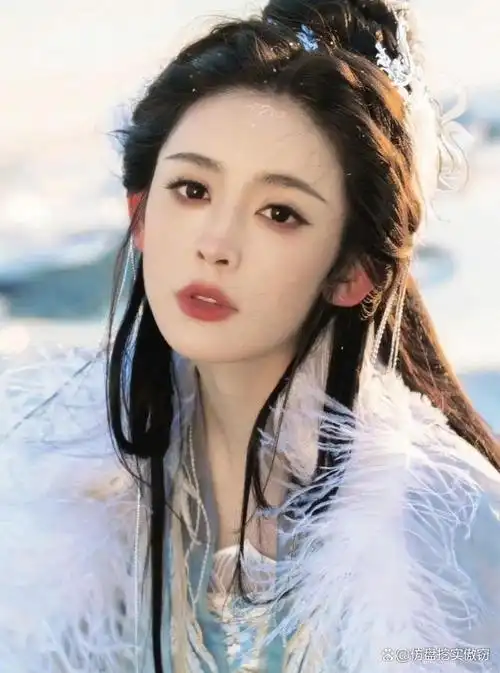 星爷因一张照片点名用她,出道十年被骂花瓶,现在终于被成龙认可