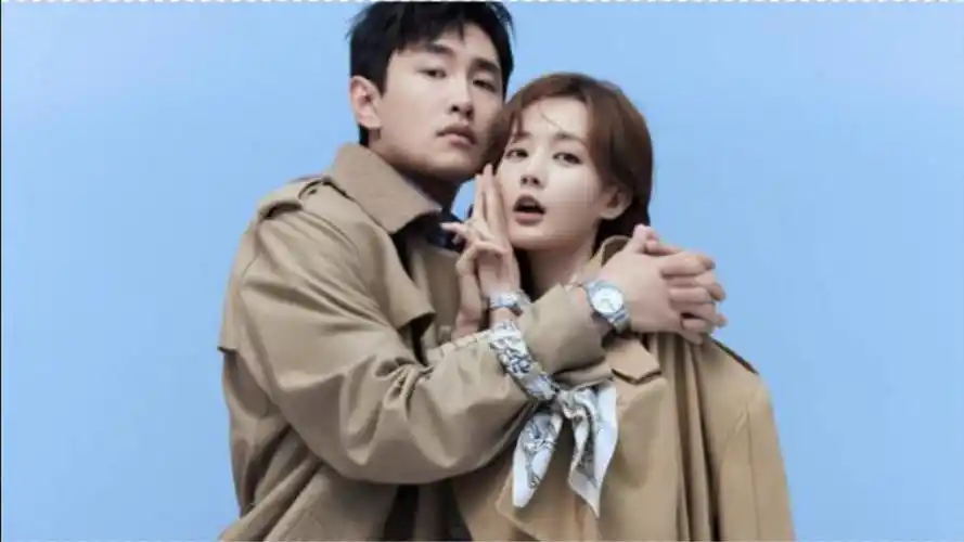 李一桐教王彦霖借位吻戏!动作一看就非常熟练,直接上嘴就亲!