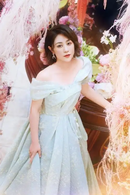 马丽微博晒九宫格美照庆生:祝我们都快乐享受当下,积极拥抱未来