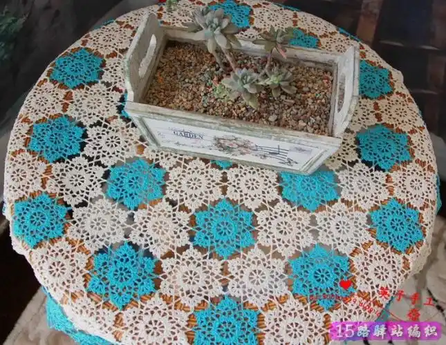 钩针编织的美丽的圆形拼花桌布
