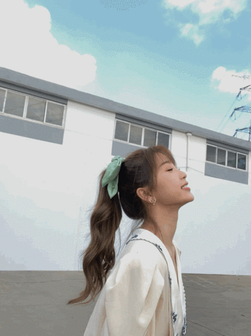 虞书欣 月光变奏曲 开机动图