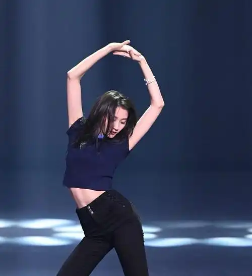 关晓彤净身高1米75,体重90多斤,网友吐槽太壮了