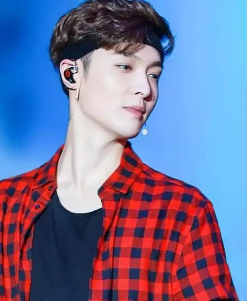 带上发带的张艺兴,俏皮可爱不失帅气!这样的他真的太好看了!