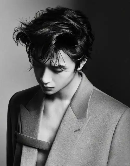 王一博杂志图|王一博|香奈儿_新浪新闻