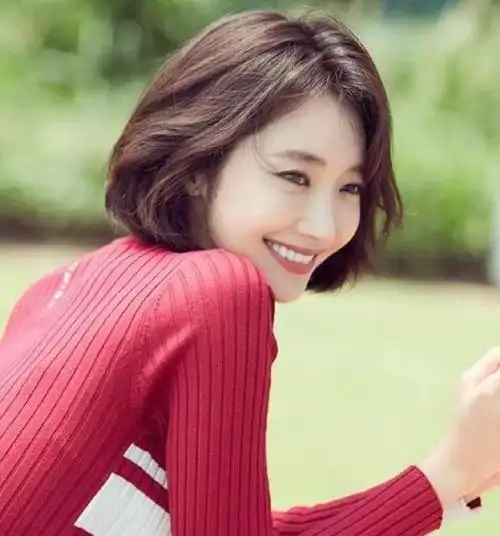 2020最火长脸发型,头发多瘦长脸女生,离子烫直发很淑女,染点色更灵动