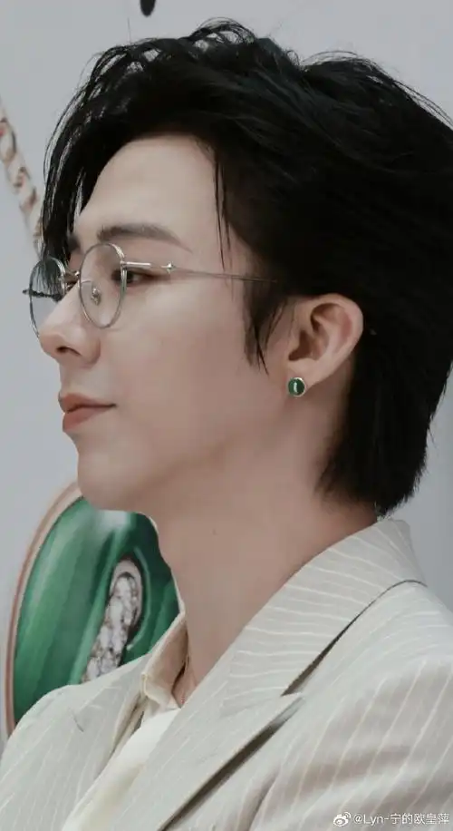 刘宇宁条纹西装##刘宇宁单侧耳钉